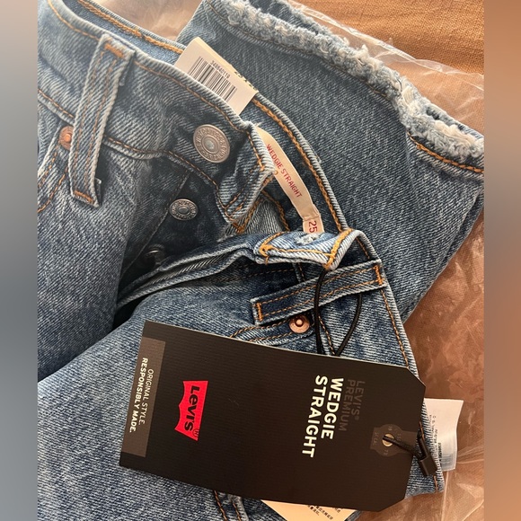 BNWT Women’s Levi’s Wedgie Straight Fit Jeans 25w - Picture 2 of 2